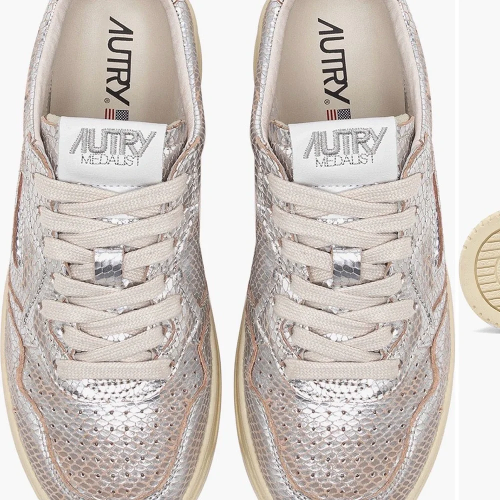 Autry Women's Medalist Low Silver Sneakers 6 - Picture 1 of 11